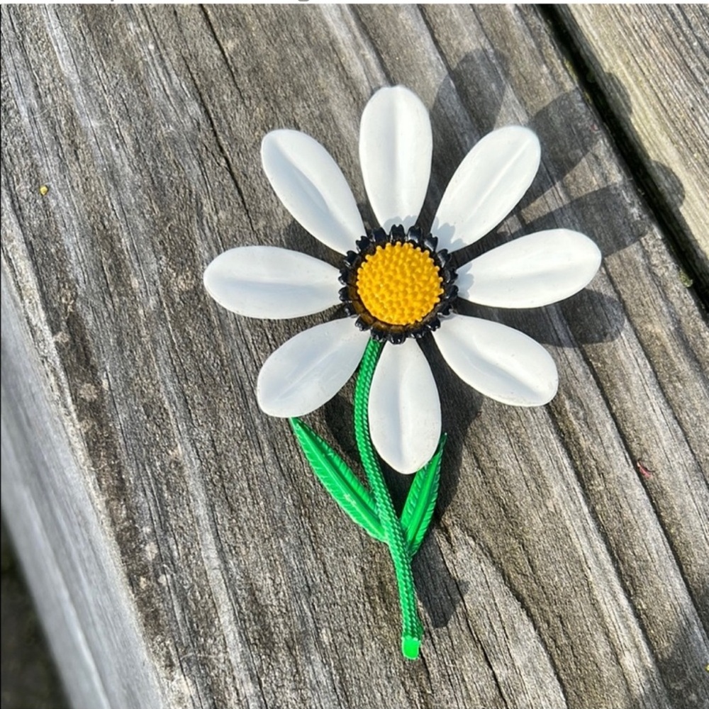 White and Yellow Daisy Brooch - Picture 5 of 6